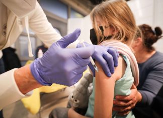 Wo kann ich mein Kind impfen lassen? Kind wird geimpft