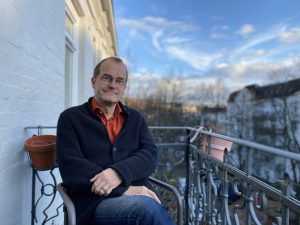 Reinhard Lindner, Experte für Suizidprävention auf seinem Balkon sitzend. Suizide bei Männern