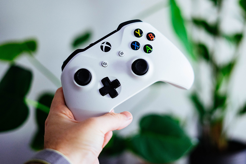 Xbox-Controller in einer Hand. Games 2022