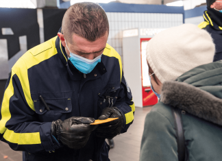 Umfassende 3G-Kontrollen im Nahverkehr angekündigt Hochbahnmitarbeiter kontrolliert Impfnachweis