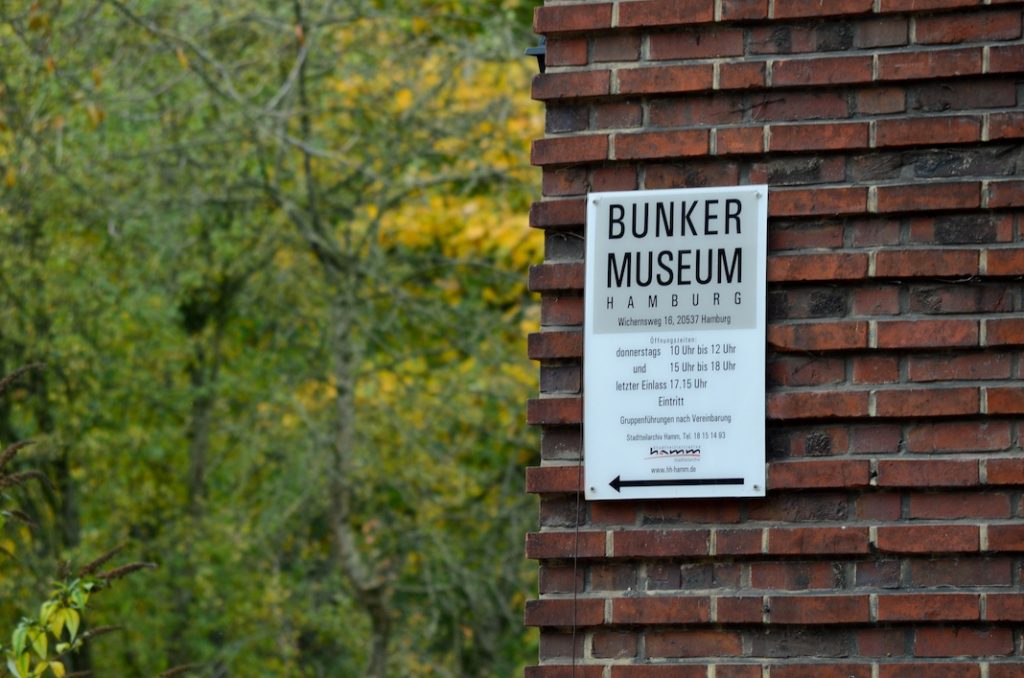 Schild, das die Öffnungszeiten des Bunkermuseums in Hamburg Hamm zeigt. Foto: Chantal Seiter