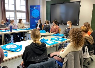 Gap Year mal anders: MINT-Orientierung statt Australien Protechnicale-Fragerunde an der Fakultät Technik und Informatik: 15 junge Frauen stellen Professorinnen und Studentinnen Fragen zum Studium in der Technik. Foto: Chantal Seiter