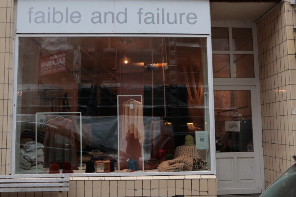 Fair Fashion und Nachhaltigkeit bei Isabelle Mann: Faible and Failure in der Glashüttenstraße 5. Foto: Marieke Weller