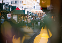“Eigentlich wäre es besser gewesen, die Märkte schon zu schließen” Menschen auf dem Weihnachtsmarkt am Rathausmarkt mit Masken