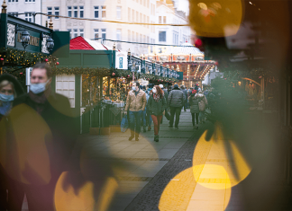 “Eigentlich wäre es besser gewesen, die Märkte schon zu schließen” Menschen auf dem Weihnachtsmarkt am Rathausmarkt mit Masken