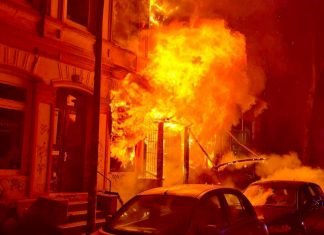 St. Pauli: Kneipe Nachthafen ausgebrannt Große Flammen schlagen aus der brennenden Kneipe „Nachthafen“ auf St. Pauli.