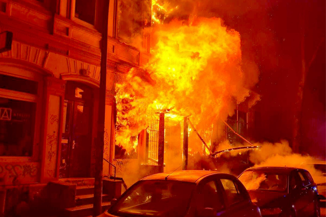 Große Flammen schlagen aus der brennenden Kneipe „Nachthafen“ auf St. Pauli.