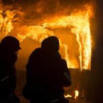 Leiche nach Hausbrand in Rahlstedt gefunden Zwei Feuerwehrleute löschen einen Brand.