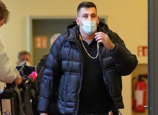Prozess um Gzuz: Rapper erneut vor Gericht Der Rapper Gzuz betritt einen Gerichtssaal mit einem Mundschutz.