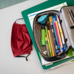 Hamburger Schulen starten in Präsenz Schule Hamburg: Maske und Federmäppchen liegen auf einem Tisch.