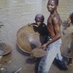 Kinder beim Goldwaschen in Guinea, 1994, Foto: Boris Seiter