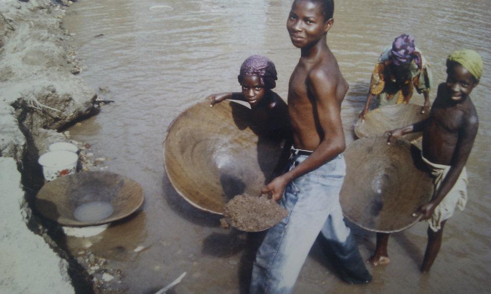 Kinder beim Goldwaschen in Guinea. Aber auch nachaltiger Schmuck entsteht heutzutage oft anders. Foto: Boris Seiter