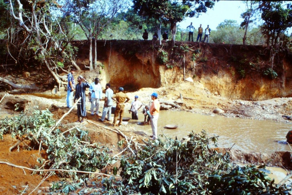 Kleine Goldmine in Guinea, in der das Gold traditionell gewonnen wird. Foto: Boris Seiter