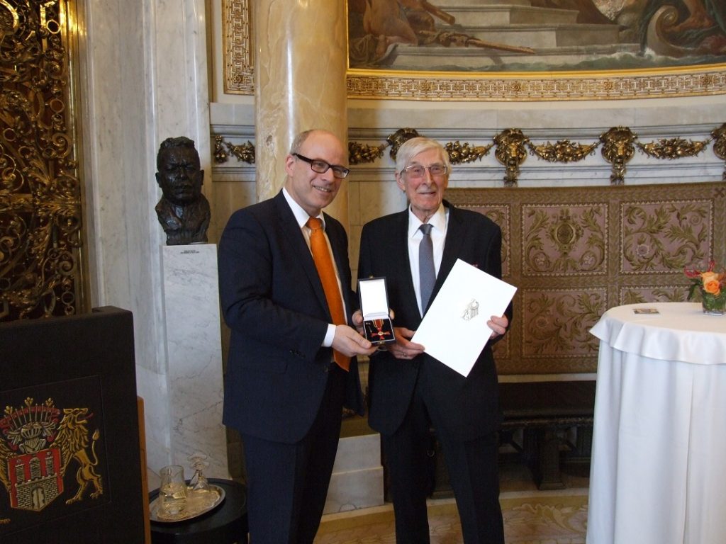 Klaus Möller (rechts) erhält von Ties Rabe das Bundesverdientskreuz.