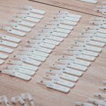 Falsch-positive Schnelltests an Hamburger Schulen Drei Reihen an vor kurzem durchgeführten Corona-Tests.