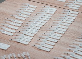 Falsch-positive Schnelltests an Hamburger Schulen Drei Reihen an vor kurzem durchgeführten Corona-Tests.