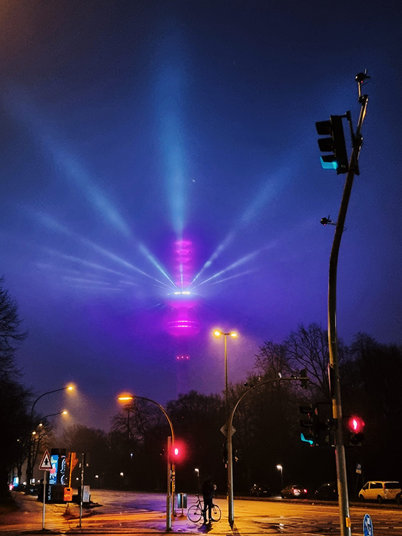 Fernsehturm Hamburg erstrahlt mit einer Licht-Show.