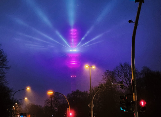 Schöne Aussicht ab 2023: Der Tele-Michel soll wieder öffnen Fernsehturm Hamburg erstrahlt mit einer Licht-Show.