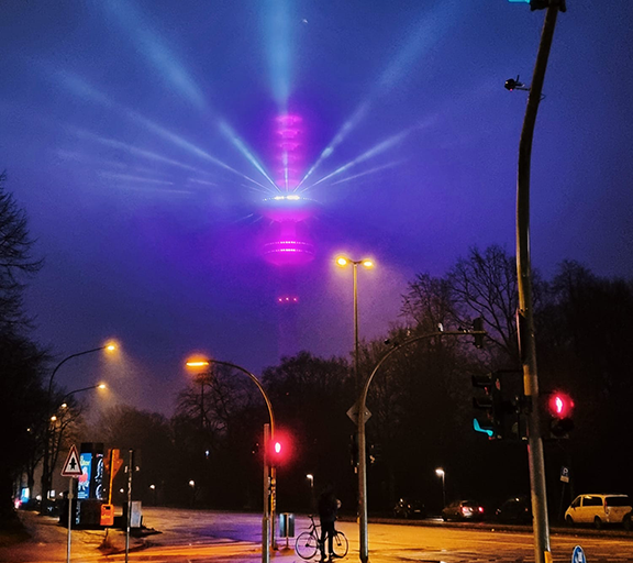Fernsehturm Hamburg erstrahlt mit einer Licht-Show.