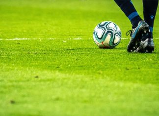 DFB-Pokal: FC St. Pauli trifft auf Union Berlin, HSV auf Karlsruher SC Ein Mann spielt Fußball.