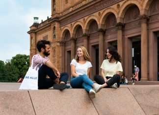 Kunst für lau: Freier Eintritt in die Kunsthalle für alle unter 25 Drei junge Menschen vor der Hamburger Kunsthalle. Foto: Hamburger Kunsthalle/Kay Riechers