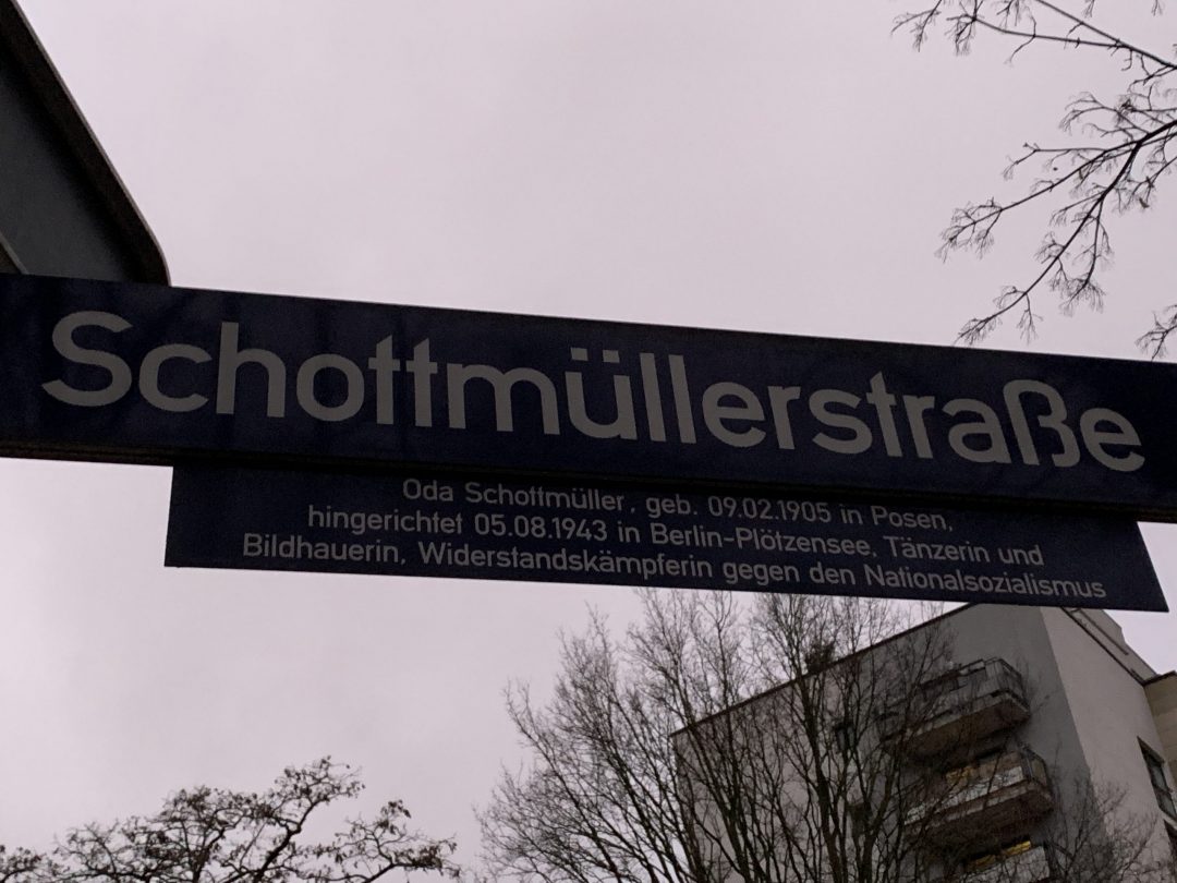 Das Straßenschild der Schottmüllerstraße ist zu sehen. Darunter befindet sich eine Tafel zur Erläuterung. Hamburgs Straßennamen,