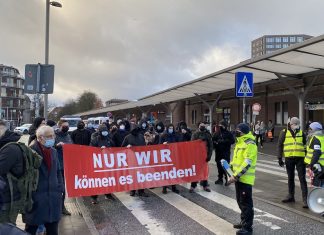 Rechtsextreme Symbole auf Anti-Corona-Demos erkennen Neonazis auf der Hamburger Anti-Corona-Demo am 22.01.2022 | Foto: Laura Wrobel