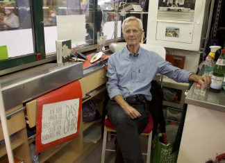 Dieser Mann hat einen Zuhör-Kiosk erfunden Christoph Busch im Zuhör-Kiosk. Foto: Lilly Brosowsky