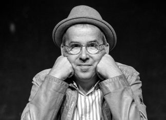 Kindermusicalautor Christian Berg ist tot Christian Berg stützt seinen Kopf auf seine Hände, dabei trägt er einen Hut.