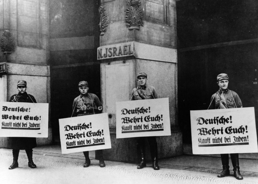 Brauner Boykott: Am 1. April 1933 demonstrierten deutschlandweit Nationalsozialisten vor jüdischen Geschäften mit der Aufforderung an die nichtjüdischen "Volksgenossen", diese zu boykottieren.