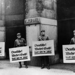 Brauner Boykott: Am 1. April 1933 demonstrierten deutschlandweit Nationalsozialisten vor jüdischen Geschäften mit der Aufforderung an die nichtjüdischen “Volksgenossen”, diese zu boykottieren.