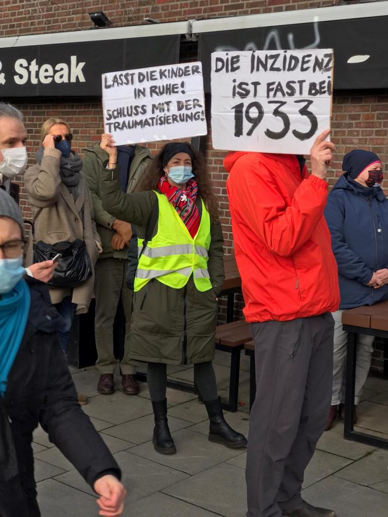 Demonstrationsteilnehmer macht Vergleich mit dem 2. Weltkrieg | Foto: Christoph Twickel, 15.01.2022