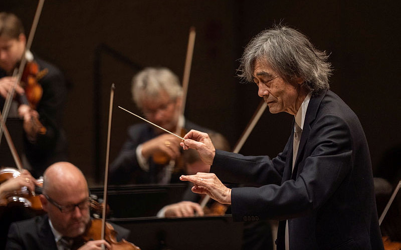 Kent Nagano dirigiert das Orchester in der Elbphilharmonieie