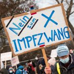 14.000 Menschen demonstrieren gegen Corona-Maßnahmen Demonstration gegen die Corona-Maßnahmen in Hamburg: Demonstrant hält ein Schild mit der Aufschrift "Nein zum Impfzwang".