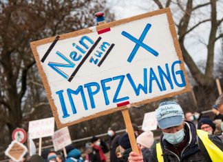 14.000 Menschen demonstrieren gegen Corona-Maßnahmen Demonstration gegen die Corona-Maßnahmen in Hamburg: Demonstrant hält ein Schild mit der Aufschrift "Nein zum Impfzwang".