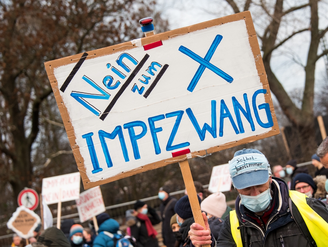 Demonstration gegen die Corona-Maßnahmen in Hamburg: Demonstrant hält ein Schild mit der Aufschrift "Nein zum Impfzwang".