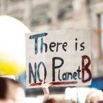 7 kleinere Umweltschutz-NGOs aus Hamburg Schild mit der Aufschrift "There is no Planet B"