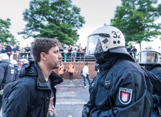 Online-Podiumsdiskussion: gesellschaftliche Konflikte und Verschwörungstheorien Gesellschaftliche Konflikte und Verschwörungstheorien nehmen zu.