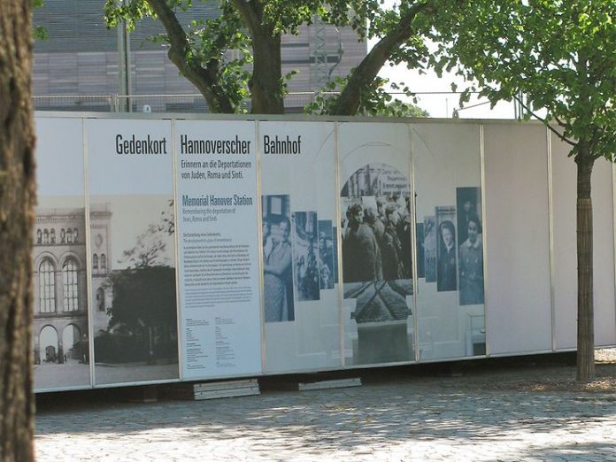 Gedenktafel zum ehemaligen Hannoverschen Bahnhof. Foto: Umweltbehörde/Schöfer