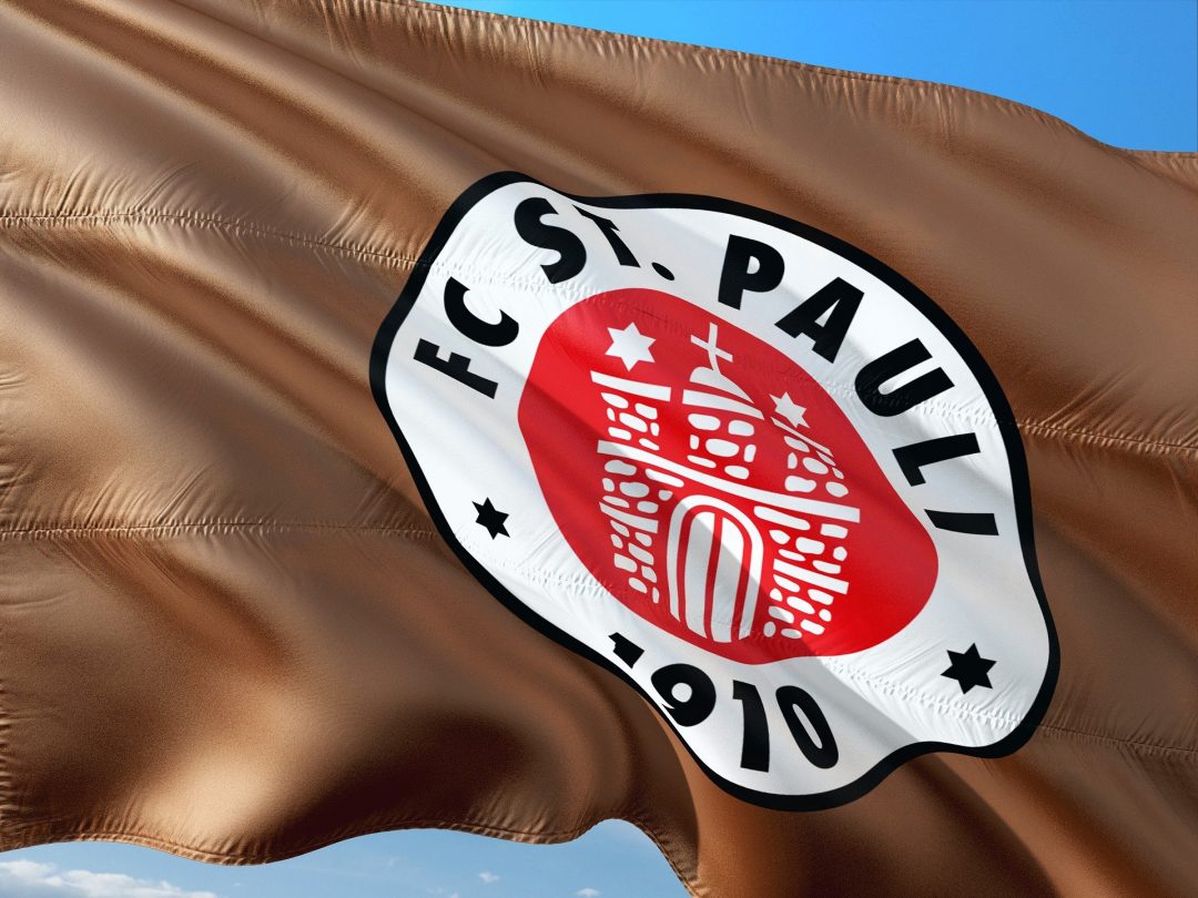 Das Logo des FC St. Pauli weht auf braunem Grund auf einer Flagge im Wind. DFB-Pokal Hamburg.