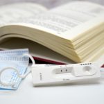 Schulsenator Rabe: Präsenzpflicht an Hamburger Schulen soll bleiben Eine medizinische Maske, ein Corona-Selbsttest und ein offenes Buch liegen beieinander. Präsenzpflicht Hamburg