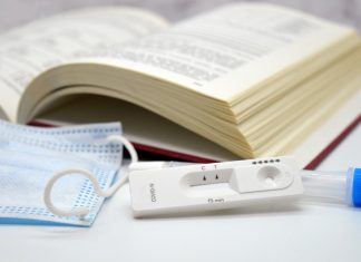 Schulsenator Rabe: Präsenzpflicht an Hamburger Schulen soll bleiben Eine medizinische Maske, ein Corona-Selbsttest und ein offenes Buch liegen beieinander. Präsenzpflicht Hamburg