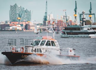 Hamburger Wirtschaft: Tourismus-Branche ist optimistisch Ein Lotsenschiff fährt über die Elbe, im Hintergrund ist die Elbphillharmonie zu sehen.