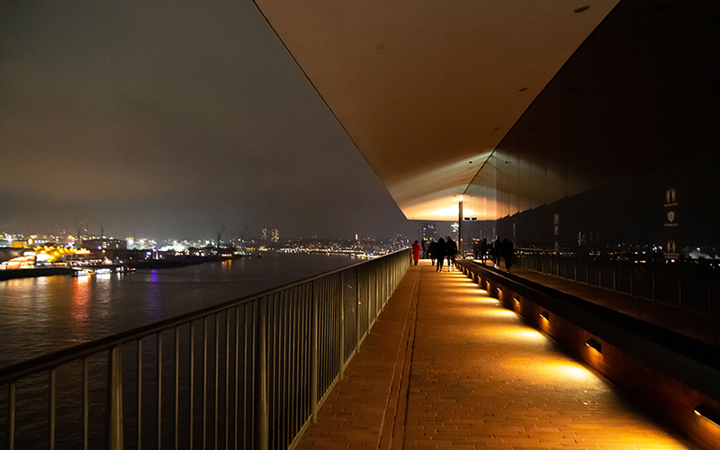 Der Blick von der Elbphilharmonie auf die Elbe