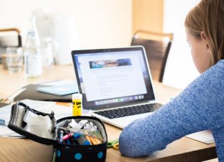 Digitalisierung an Hamburger Schulen schreitet voran Schulkind vor einem Laptop. Foto: Pixabay