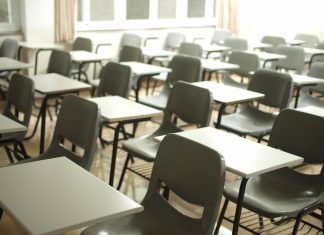 Verschärfte Corona-Regeln an Hamburger Schulen Leeres Klassenzimmer
