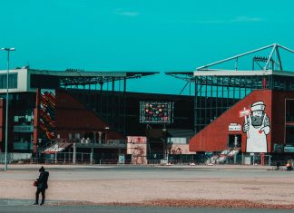 Nach Gespräch mit Senat: Doch keine “Geisterspiele” im Profisport Neue Corona-Regeln für Hamburg: Bild vom leeren Millerntor-Stadion. Foto: Moritz Kindler/Unsplash