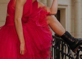 Männlichkeit im Minikleid Mann in pinkem Abendkleid