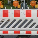 Baustelle Elbchaussee: Neuer Abschnitt ab heute gesperrt Eine Straßenabsperrung mit Warnleuchten steht auf einer Straße. Baustelle Elbchaussee, Bastelle, Sanierungsarbeiten, Stresemannstraße.