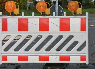 Baustelle Elbchaussee: Neuer Abschnitt ab heute gesperrt Eine Straßenabsperrung mit Warnleuchten steht auf einer Straße. Baustelle Elbchaussee, Bastelle, Sanierungsarbeiten, Stresemannstraße.